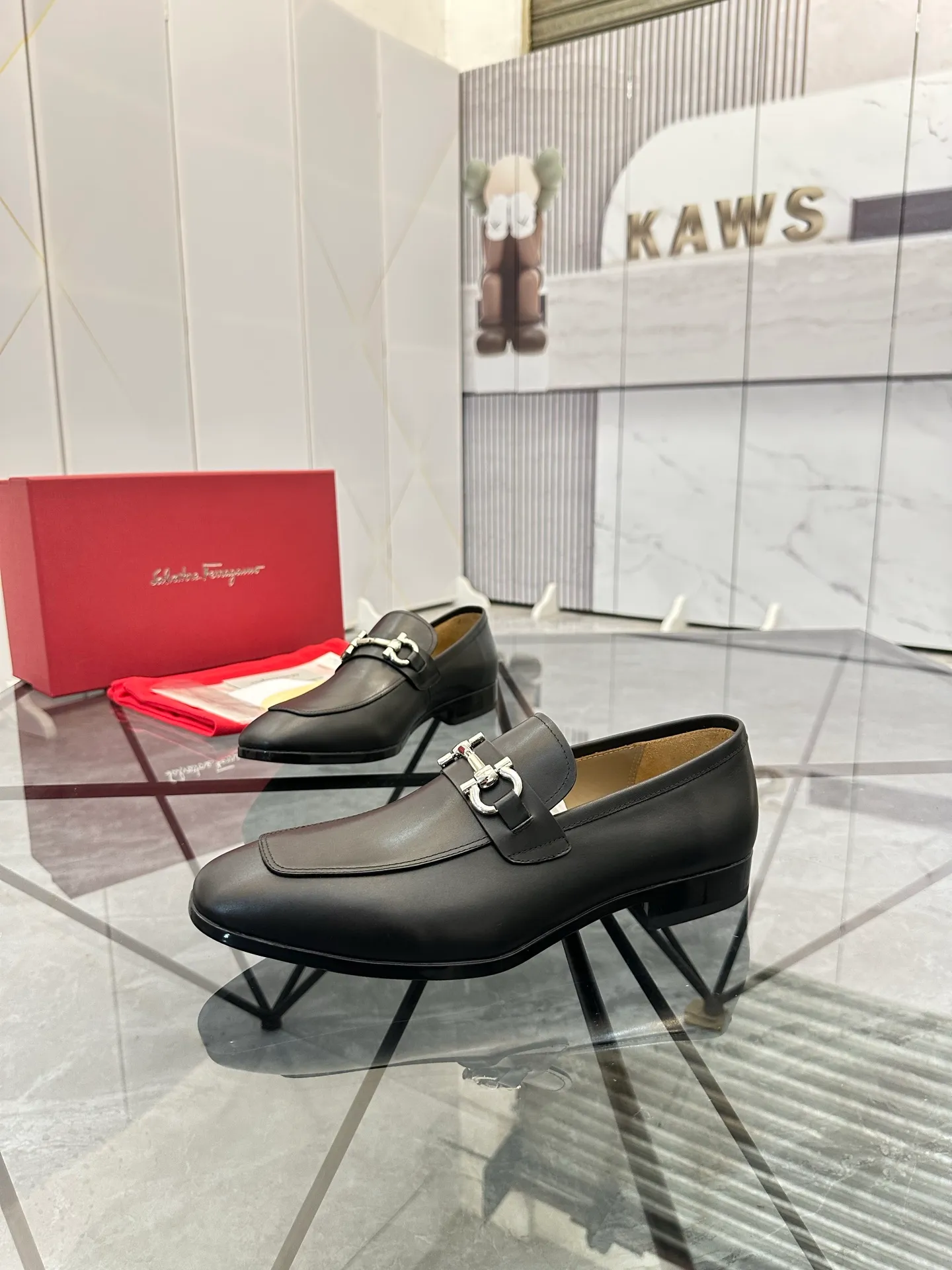 Men's shoes: 💰P640¥ High-end quality Product trademark: Ferragamo* "Ferragamo*" leather shoes Regular size: 38-44 (can be customized to 45.46.) Product materials: imported first-layer cowhide leather upper, cowhide lining, original outsole. Number: 688